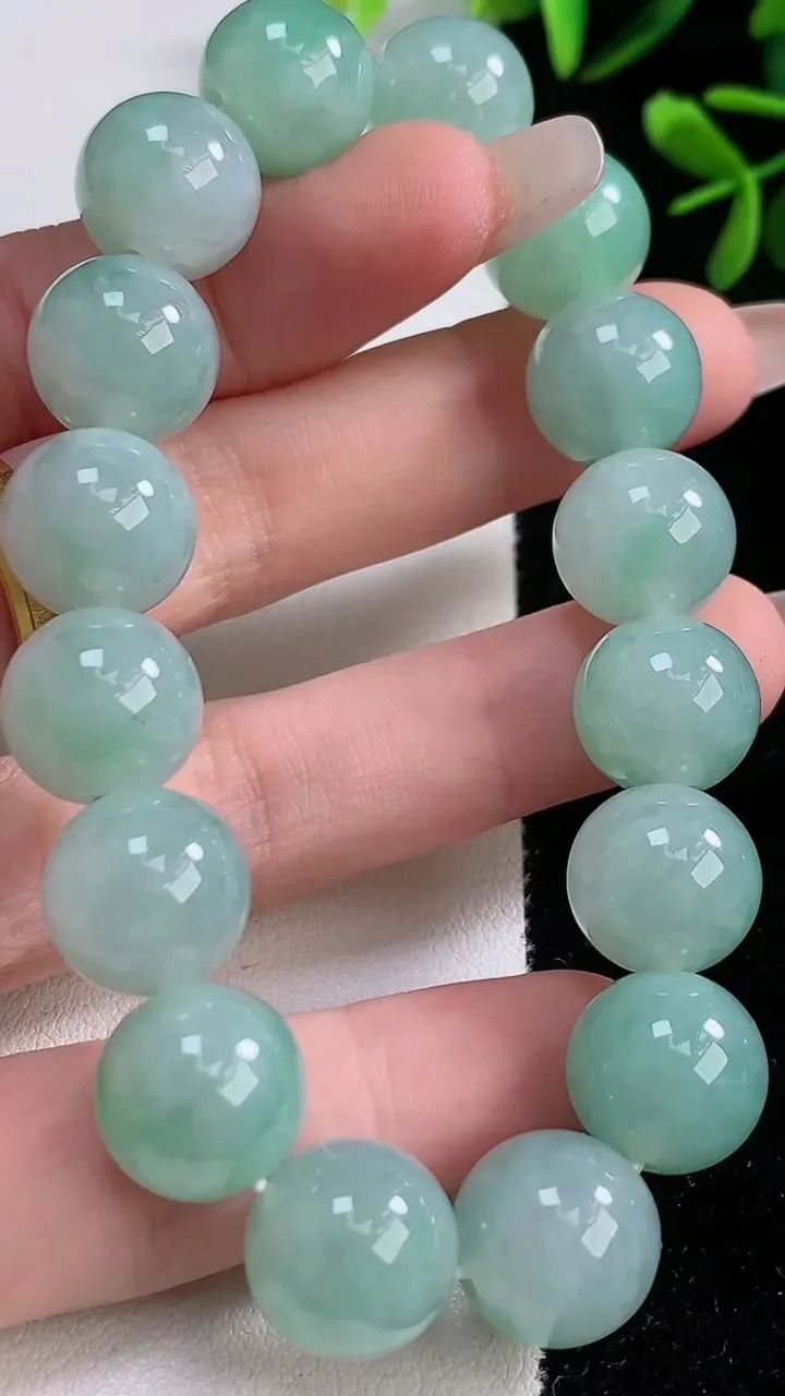 天然A货翡翠圆珠手串，尺寸12.6-16颗，重:56.07g12月21日
工厂直销收藏佳品,种好水足