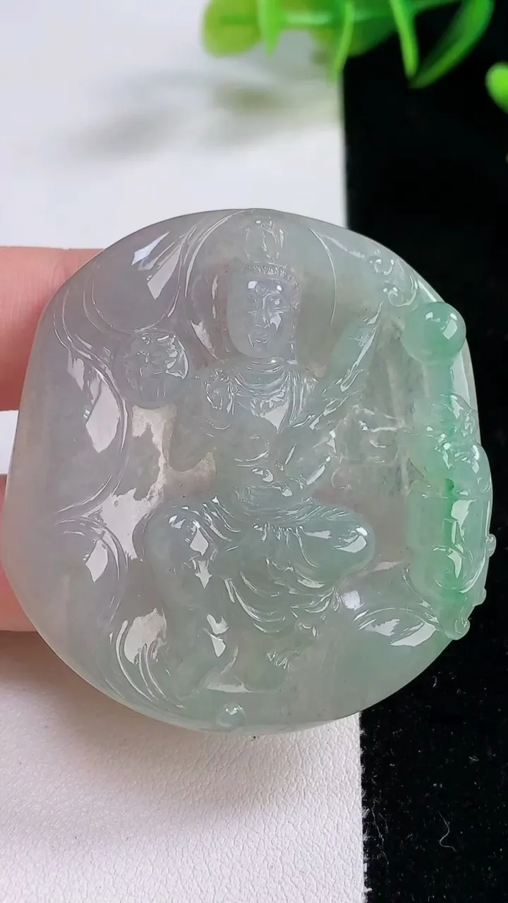 天然A货翡翠虚空藏菩萨吊坠，尺寸50-46-6，重:27.04g
12月21日