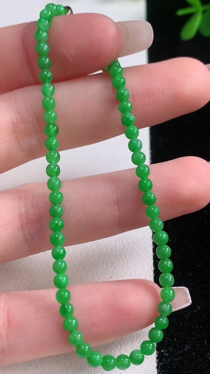 天然A货翡翠小米珠手串，尺寸3-56颗，重量:4.46g12月21日
工厂直销收藏佳品,种好水足，色