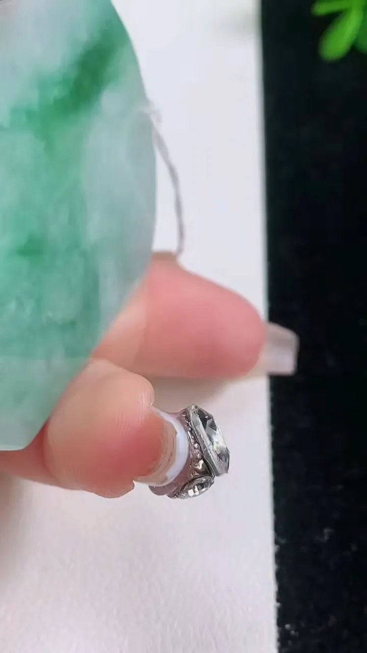 天然A货翡翠生肖马吊坠，尺寸54-45-5.5，重量:29.09g
12月21日