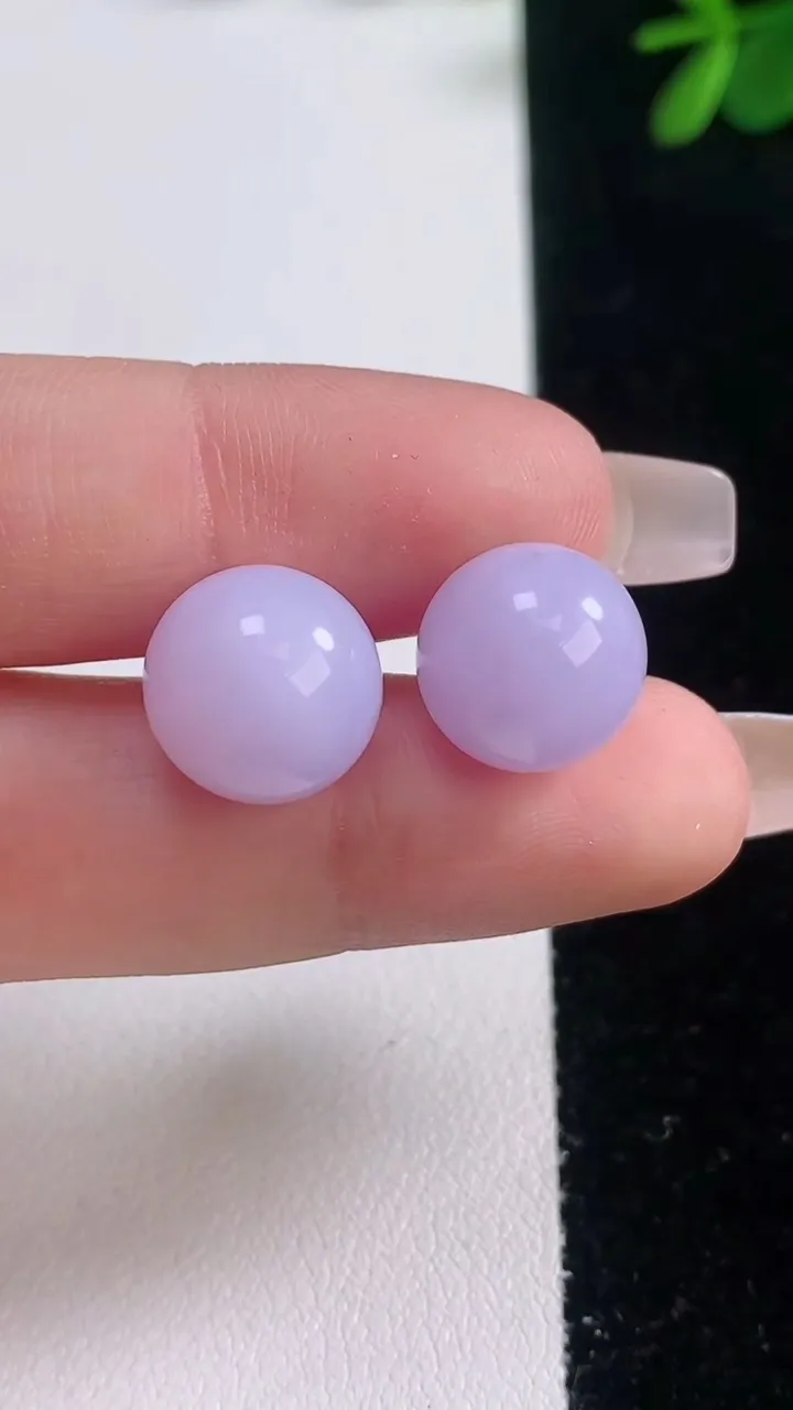 天然A货翡翠紫罗兰圆珠镶嵌件一对，尺寸12，重量:6.32g12月21日
工厂直销收藏佳品,种好水足，色泽均匀，有种有色，上手高大气！
