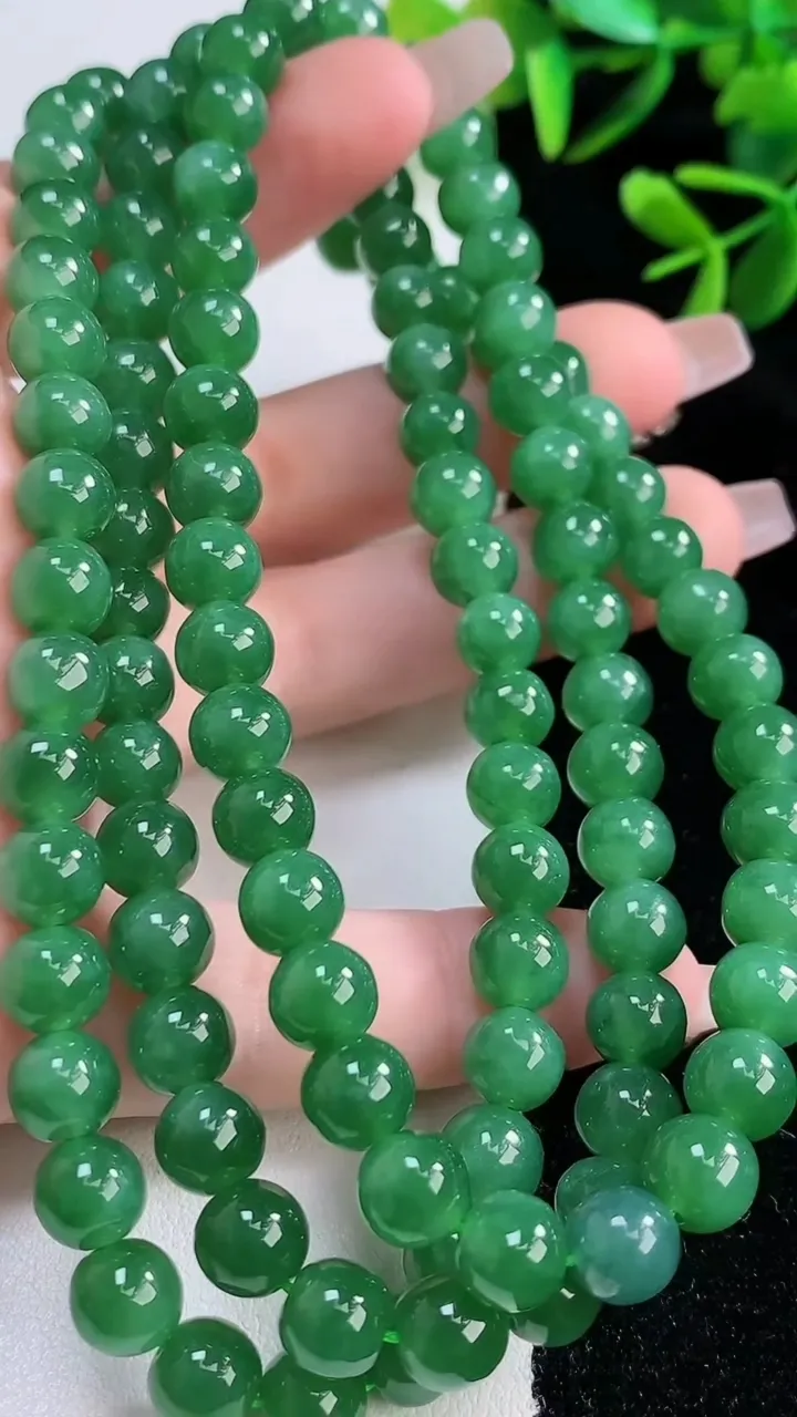 天然A货翡翠圆珠项链，尺寸7.3-108颗，重:74.75g12月21日
工厂直销收藏佳品,种好水足，色泽均匀，有种有色，上手高大气！