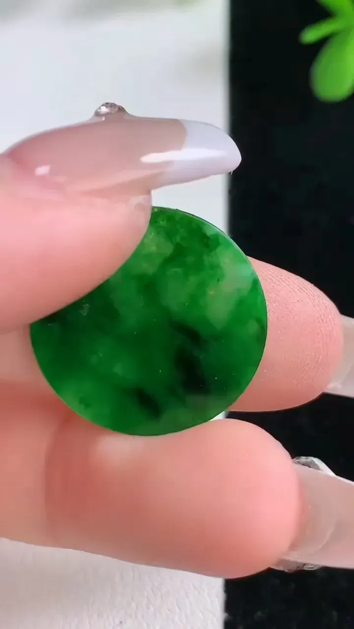 天然A货翡翠无事牌镶嵌件，尺寸25-1，重:1.04g
12月21日
