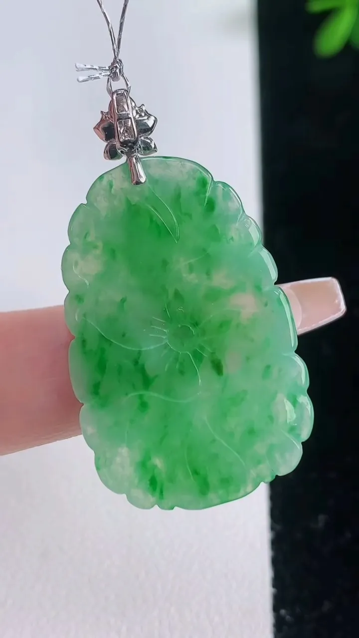 天然A货翡翠荷叶吊坠，尺寸31.5-22-2.6，重量:5.67g
12月21日