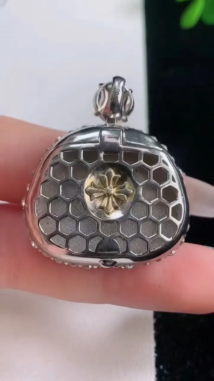 天然A货翡翠凤凰吊坠，尺寸34.8-30.2-10.8，裸石22.3-26.5重量:15.95g
12月21日