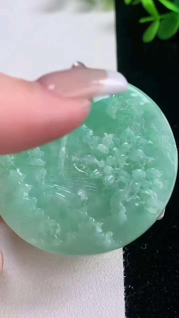 天然A货翡翠山水牌吊坠，尺寸53.8-5.3，重量:34.22g
12月21日