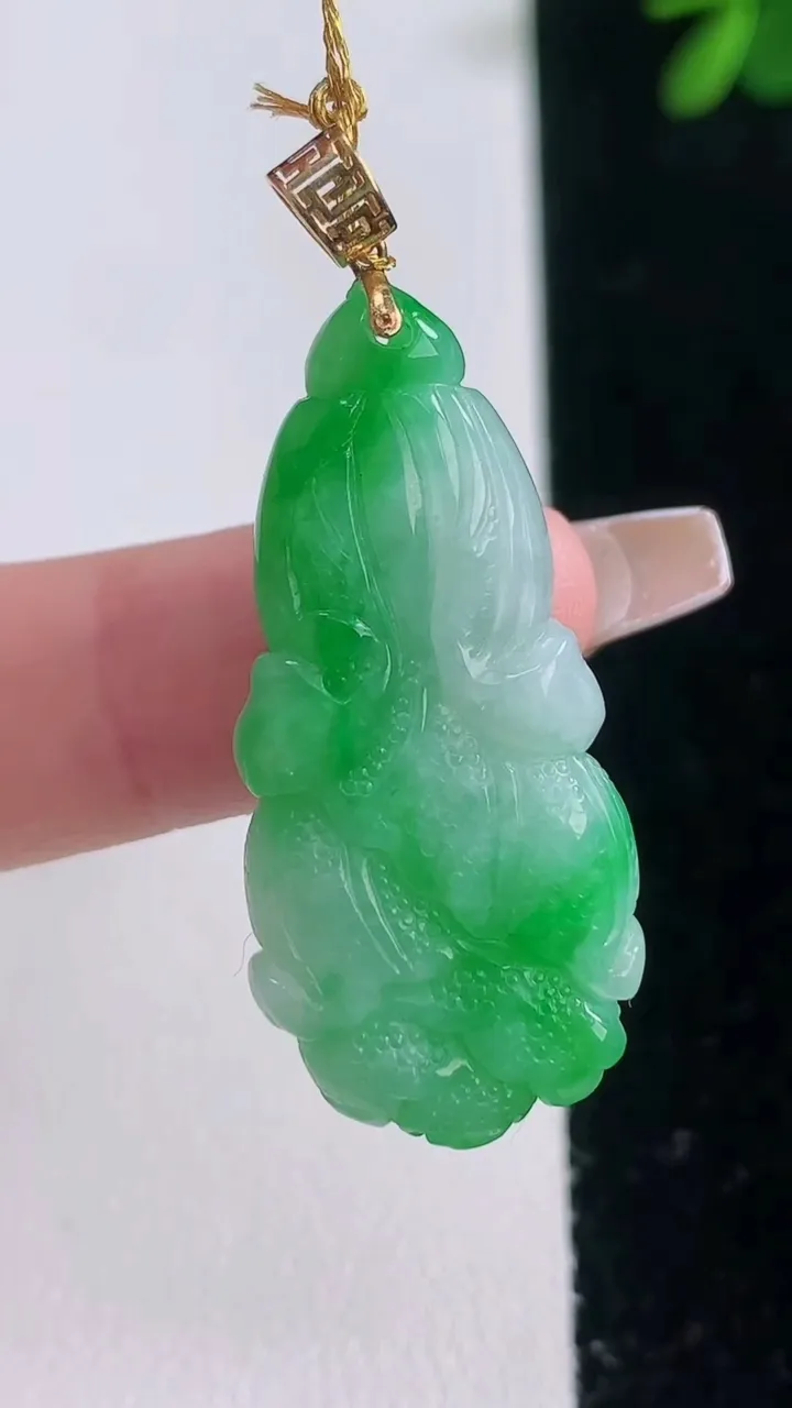 天然A货翡翠白菜吊坠，尺寸32-16.7-6.7，重量:8.08g
12月21日