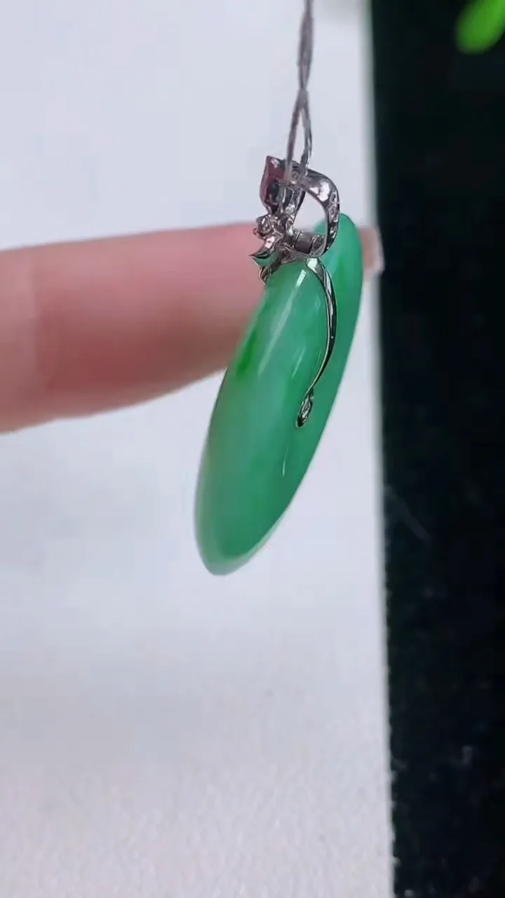 天然A货翡翠平安扣吊坠，尺寸25.7-4.7，重量:8.01g
12月21日