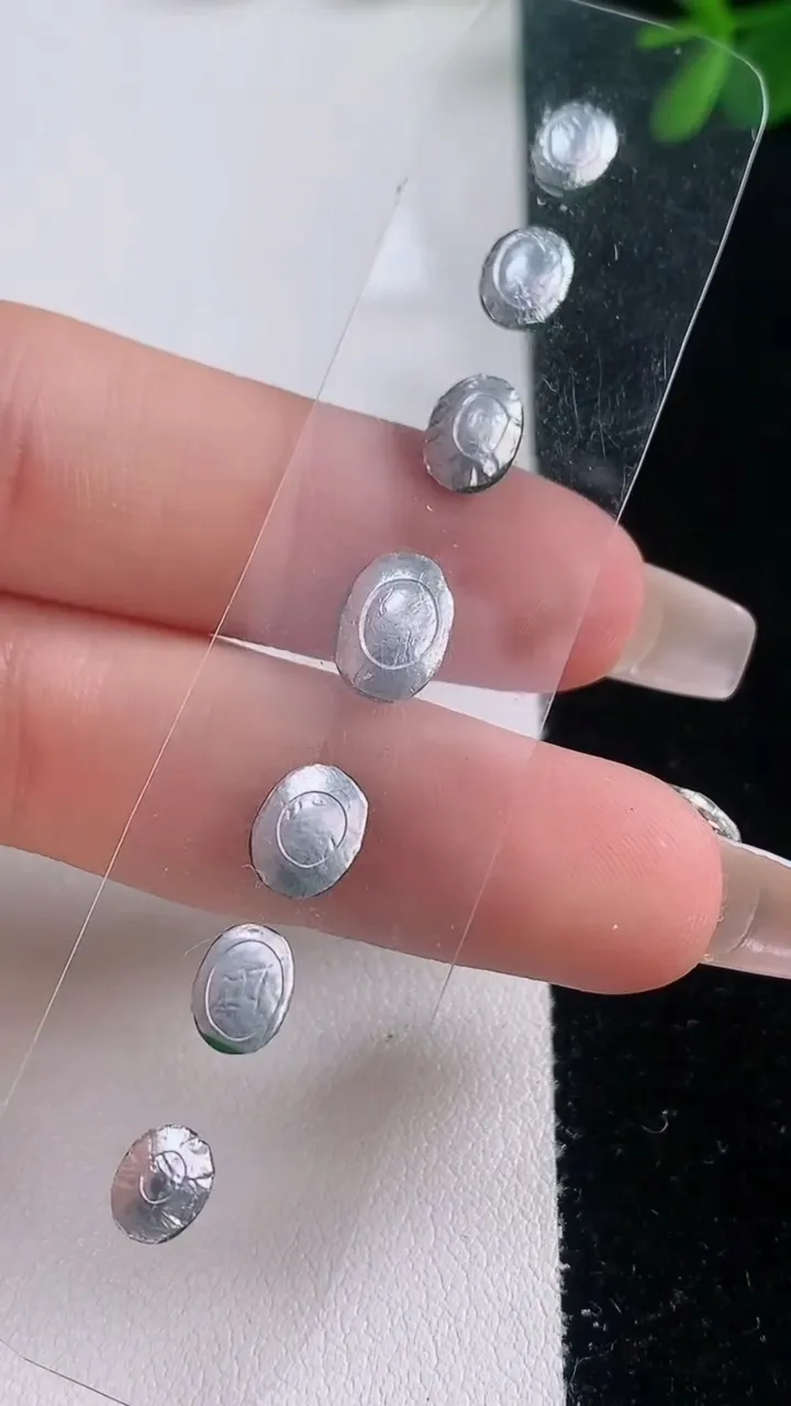 天然A货翡翠蛋面镶嵌件一手，尺寸8.7-6.7-3.7，重量:2.13g
12月21日