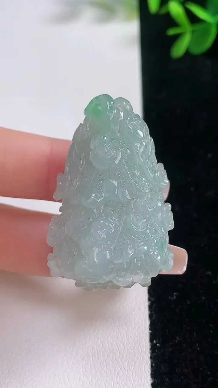 天然A货翡翠白菜吊坠，尺寸42-28-16.7，重量:28.80g
12月21日