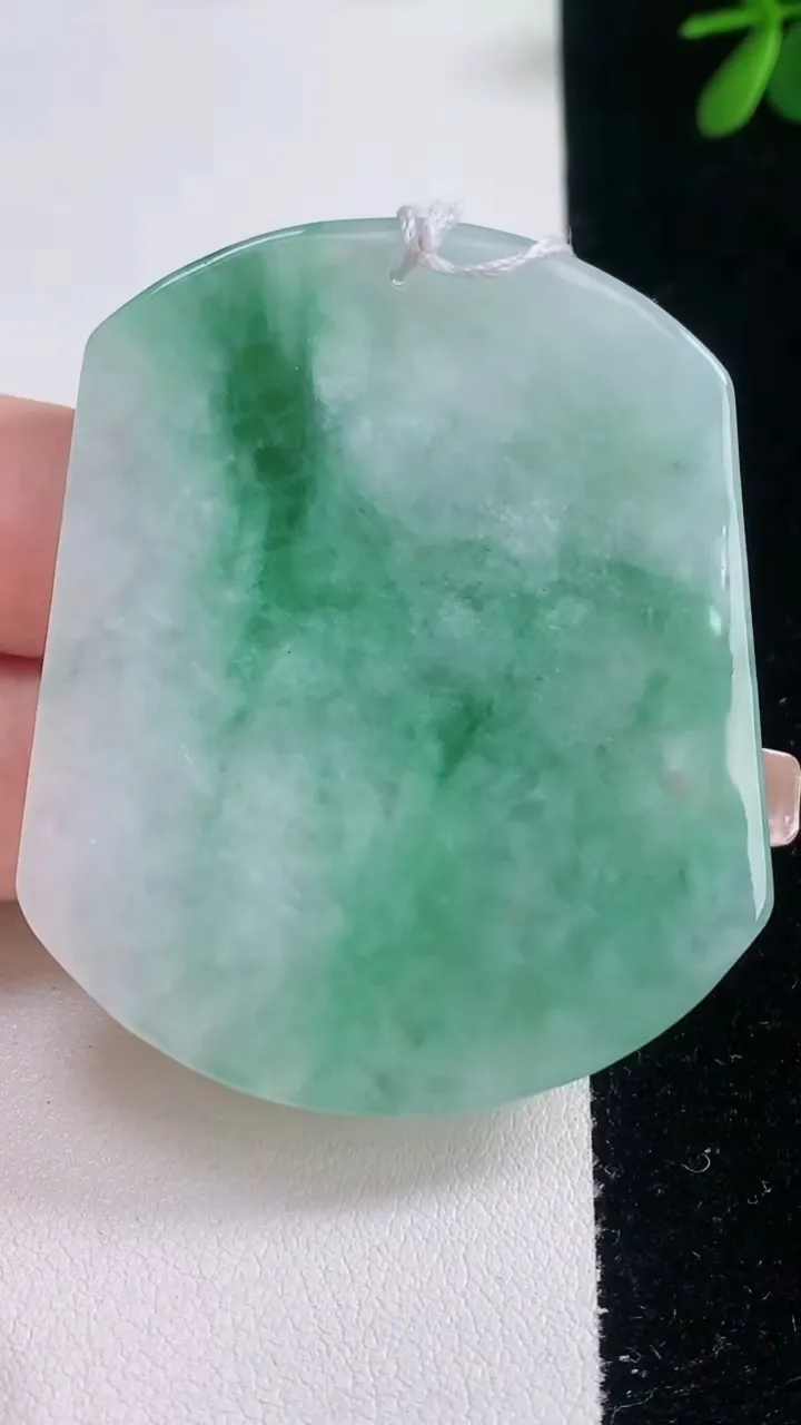 天然A货翡翠生肖马吊坠，尺寸54-45-5.5，重量:29.09g
12月21日