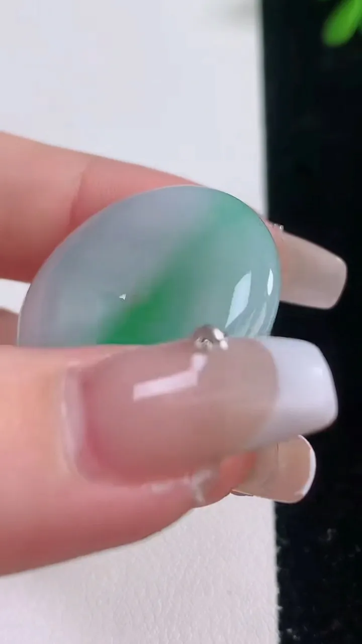 天然A货翡翠平安扣吊坠，尺寸29-6，重量:11.34g
12月21日