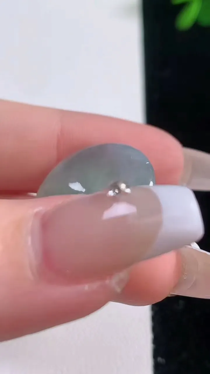 天然A货翡翠冰种飘花平安扣吊坠，尺寸21-4.5，重量:4.02g
12月21日