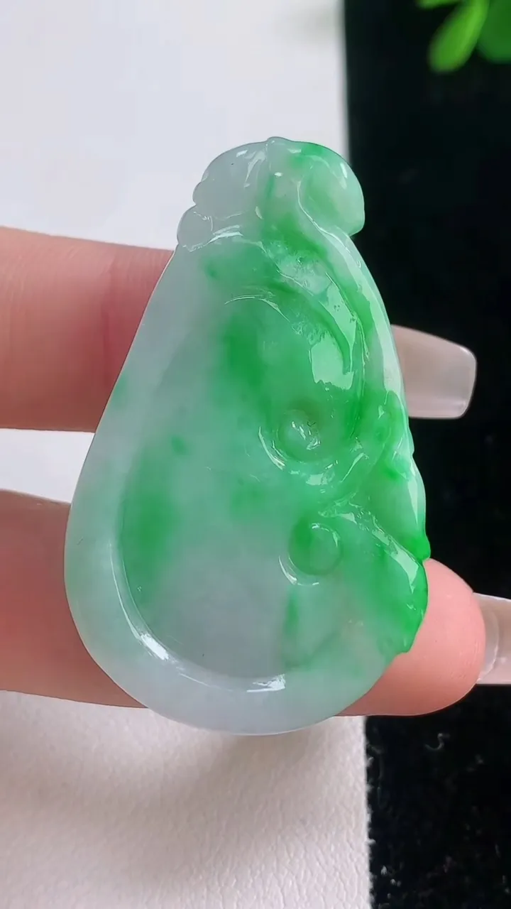天然A货翡翠如意吊坠，尺寸44.8-27.6-6.4，重量:14.38g
12月21日