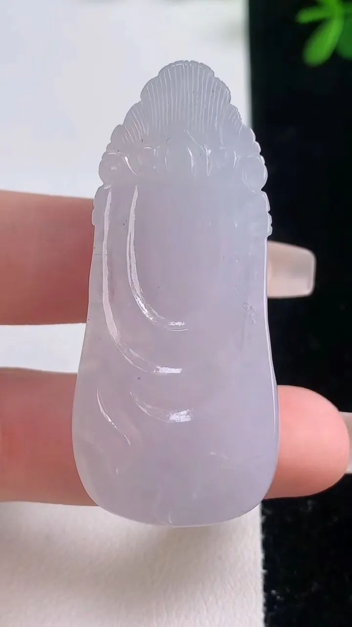 天然A货翡翠观音头吊坠，尺寸50-23-10.2，重量:23.15g
12月21日