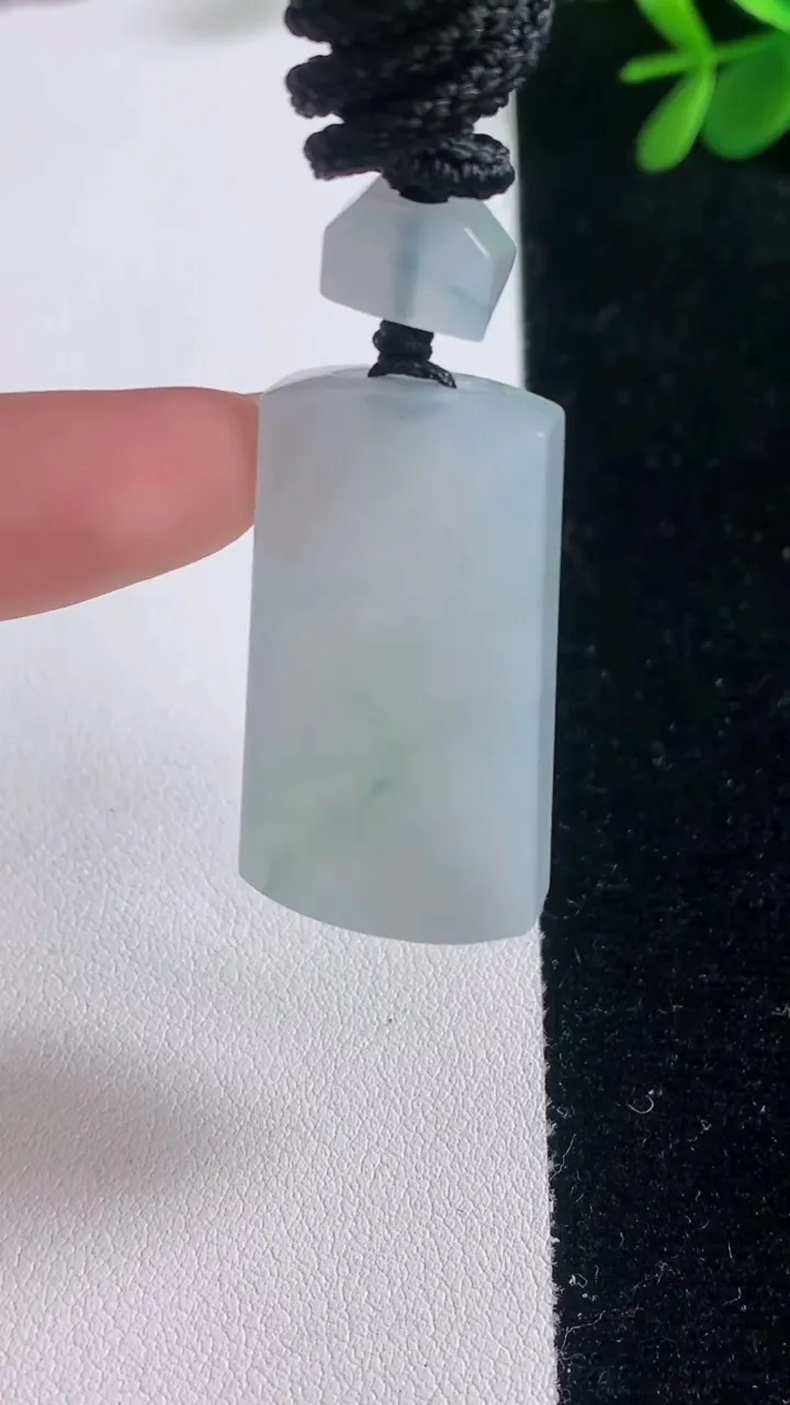 天然A货翡翠飘花仿古无事牌吊坠，尺寸35.7-19-6，重量:16.61g
12月21日