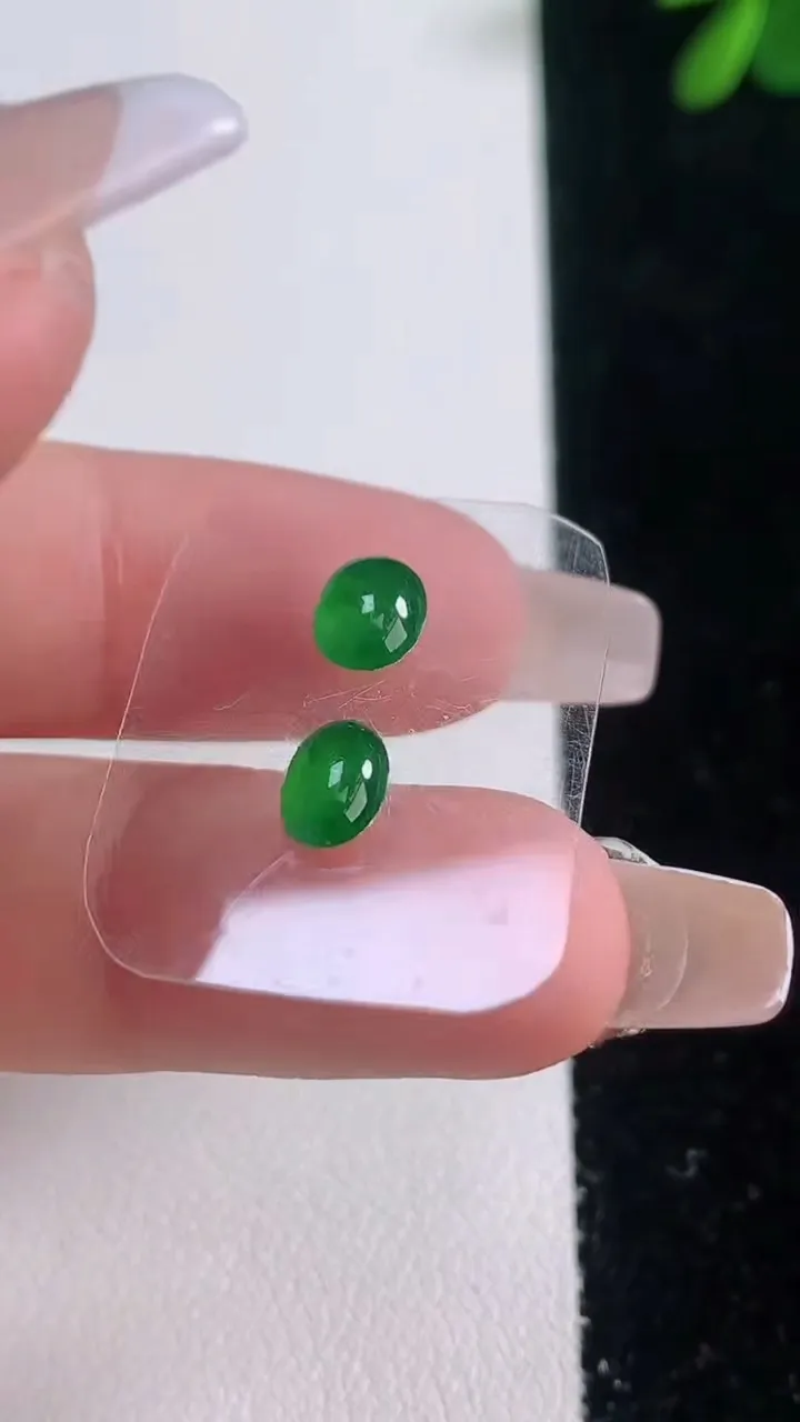 天然A货翡翠蛋面镶嵌件一对，尺寸6-5-2.8，重量:0.51g
12月21日