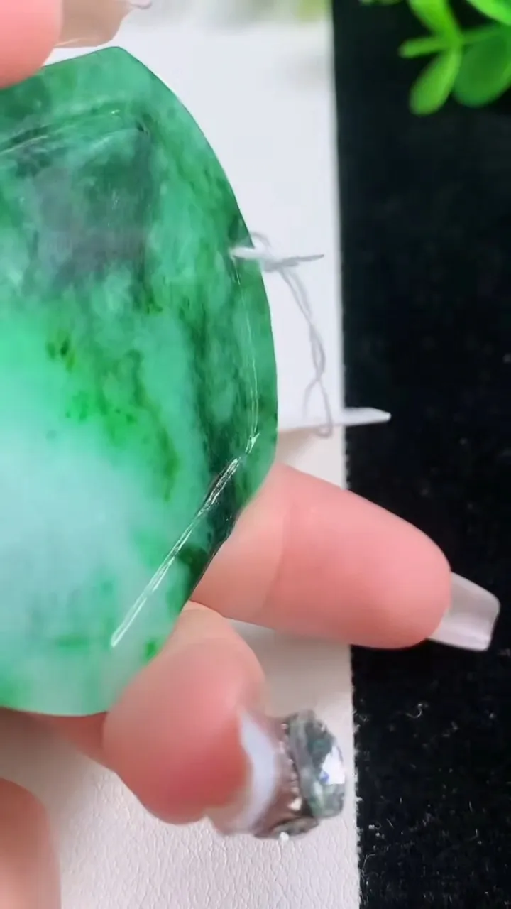 天然A货翡翠山水牌吊坠，尺寸54.3-47.4-6.6，重量:35.17g
12月21日