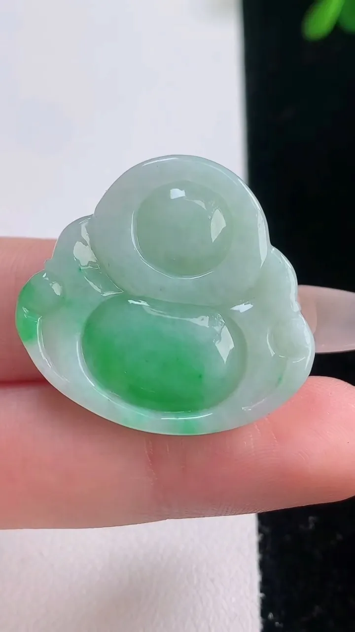 天然A货翡翠佛公吊坠，尺寸27.4-29.6-6.2，重量:7.72g
12月21日