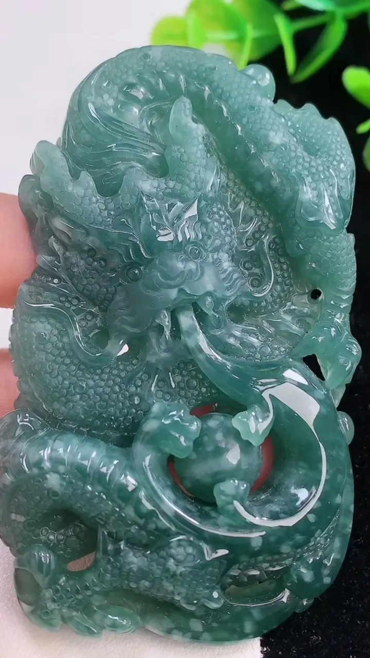 天然A货翡翠龙牌吊坠，尺寸82.5-48-13.5，重:82.56g
12月21日