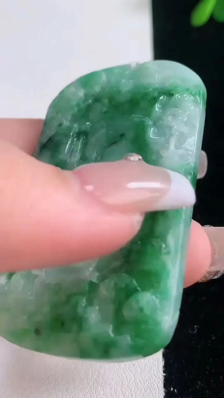 天然A货翡翠山水牌吊坠，尺寸57.2-36-6，重量:29.69g
12月21日