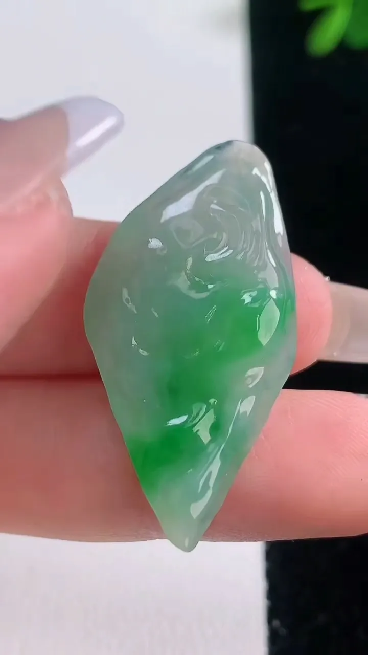 天然A货翡翠原石吊坠，尺寸36.8-19-4.8，重量:5.00g
12月21日