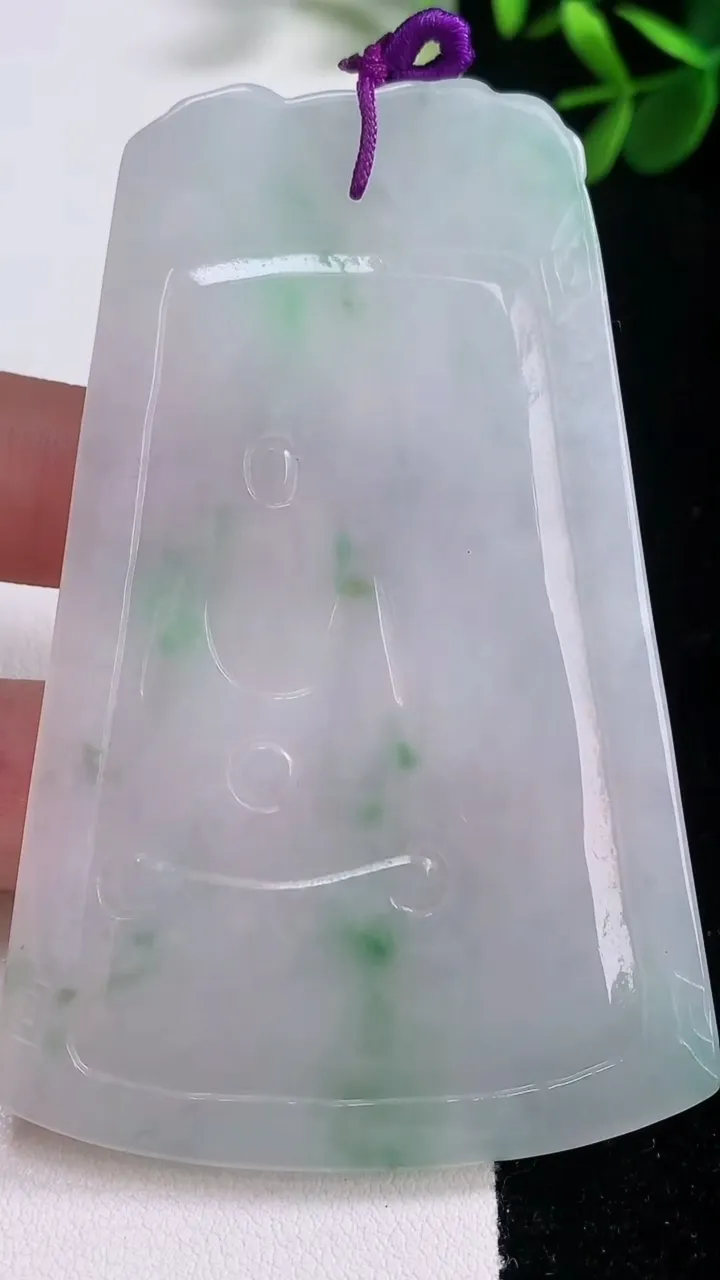 天然A货翡翠虚空藏菩萨吊坠，尺寸79.2-52.3-4.3，重量:41.33g
12月21日