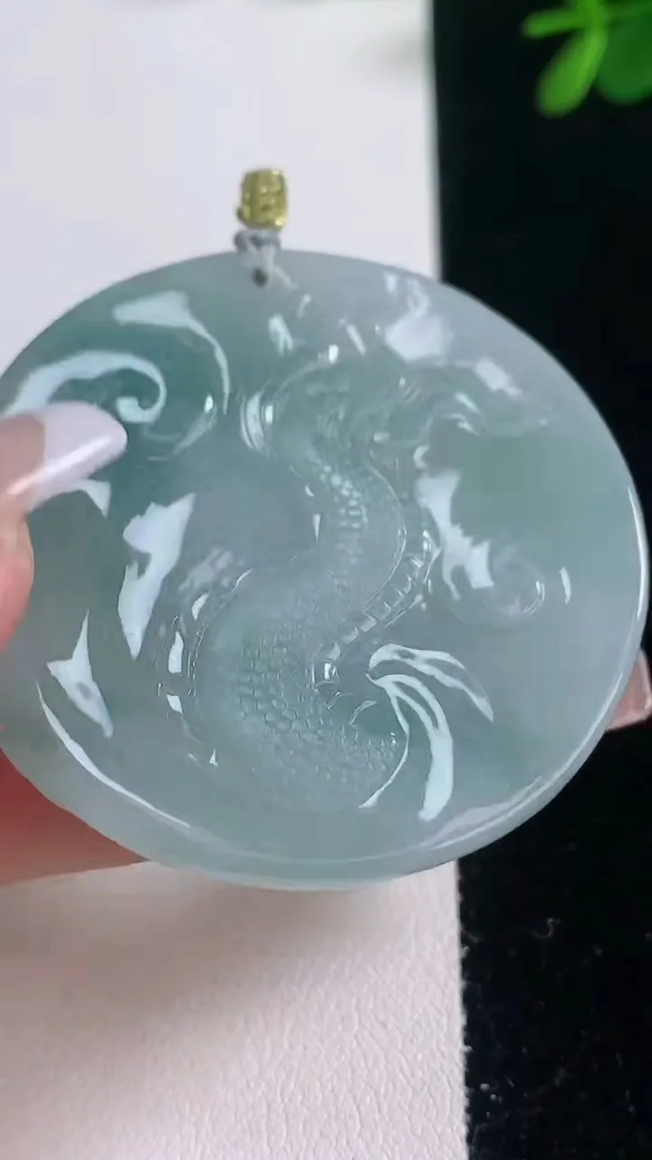 天然A货翡翠飘花祥龙大势至菩萨吊坠，尺寸47.8-46.4-6.7，重量:29.22g
12月21日