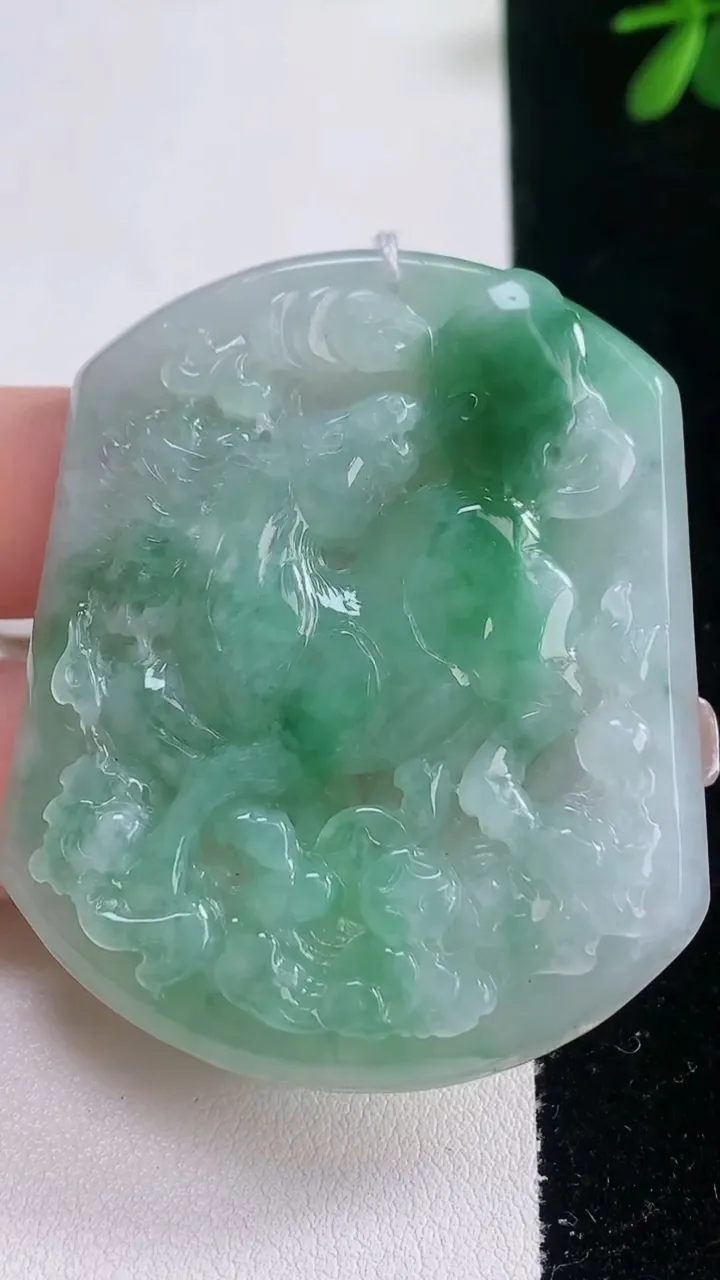 天然A货翡翠生肖马吊坠，尺寸54-45-5.5，重量:29.09g
12月21日