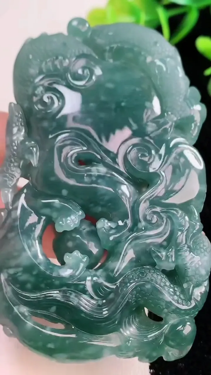 天然A货翡翠龙牌吊坠，尺寸82.5-48-13.5，重:82.56g
12月21日