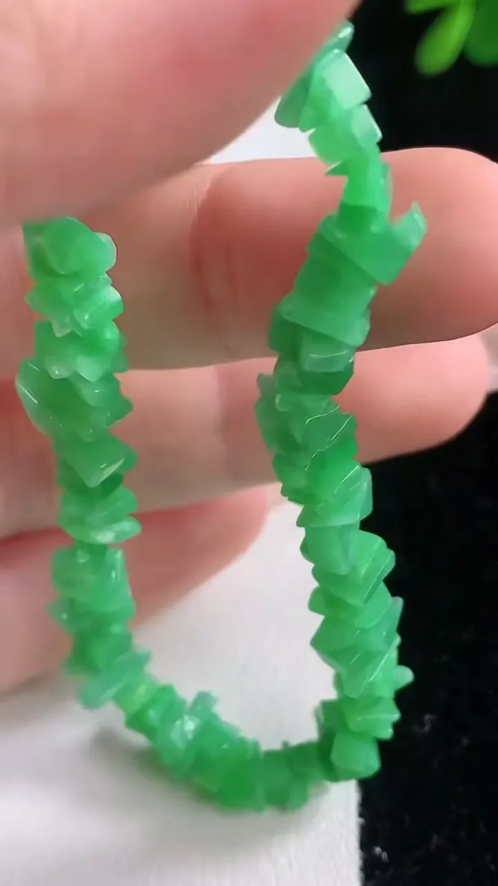 天然A货翡翠原石手串，尺寸5.8-3.5-2.6，重量:10.27g12月21日
工厂直销收藏佳品,种好水足，色泽均匀，有种有色，上手高大气！