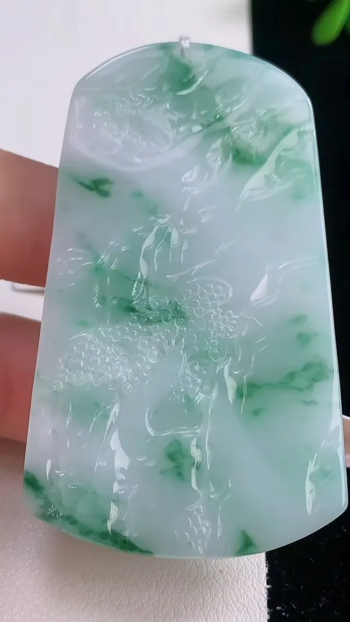 天然A货翡翠牌吊坠，尺寸63-37.7-9.7，重量:49.53g
12月21日