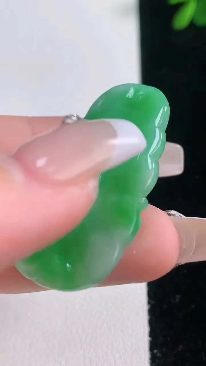 天然A货翡翠年年有余吊坠，尺寸38.5-21-4.4，重量:7.54g
12月21日