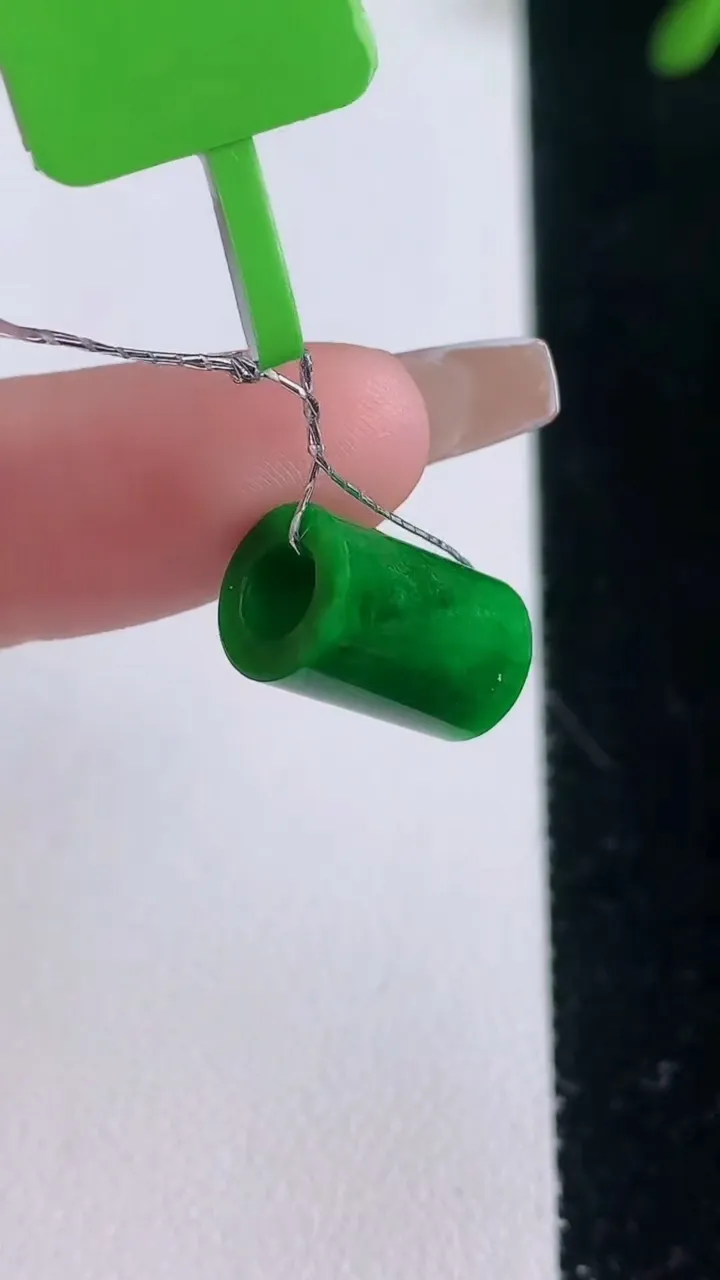 天然A货翡翠路路通吊坠，尺寸13.2-8.3，重量:2.27g
12月21日