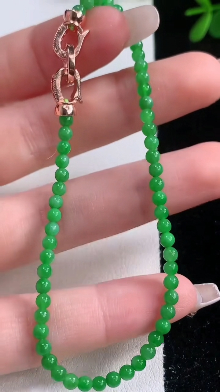 天然A货翡翠小米珠手串，尺寸3-56颗，重量:4.46g12月21日
工厂直销收藏佳品,种好水足，色泽均匀，有种有色，上手高大气！