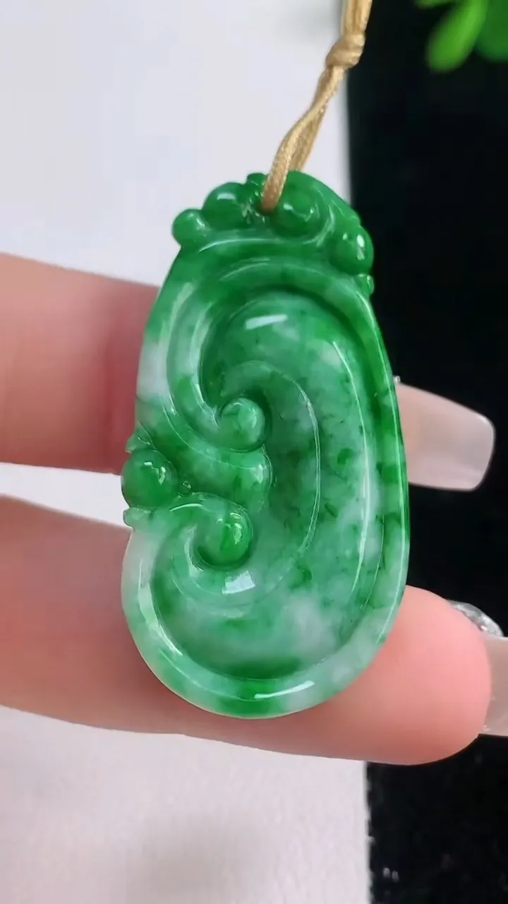 天然A货翡翠如意吊坠，尺寸40-20.5-5.6，重量:8.45g
12月21日