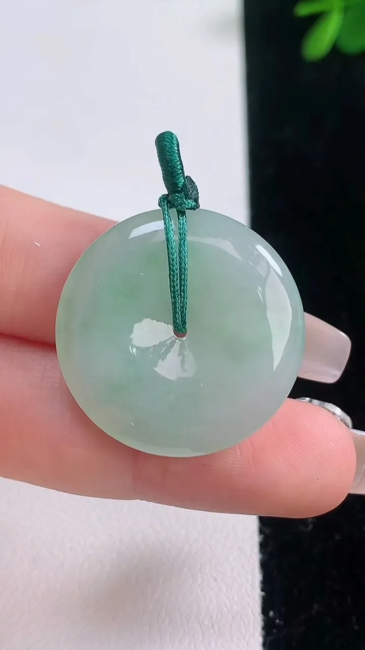 天然A货翡翠平安扣吊坠，尺寸26.4-5，重量:7.21g
12月21日