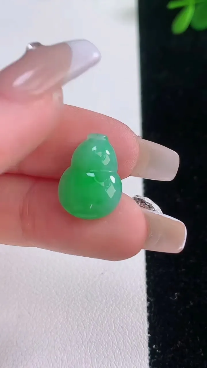 天然A货翡翠葫芦镶嵌件，尺寸15.8-11.7-4.7，重量:1.42g
12月21日