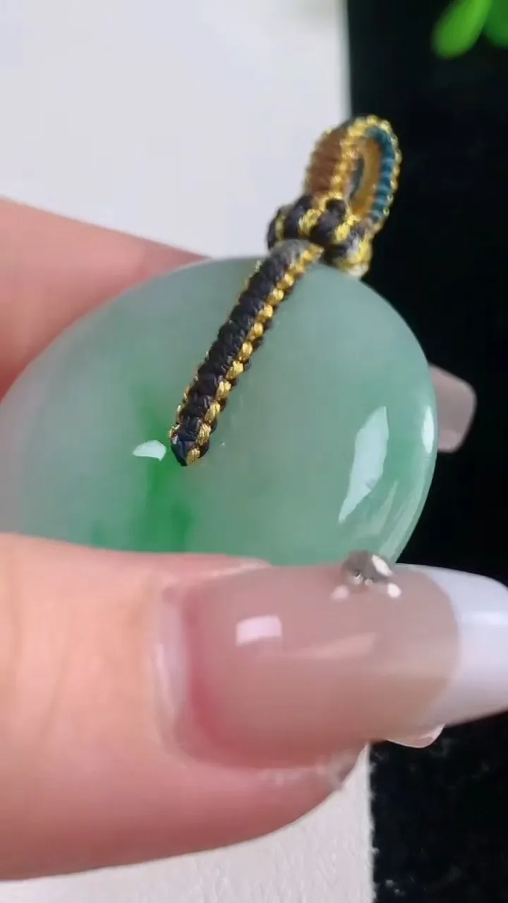 天然A货翡翠平安扣吊坠，尺寸37.7-5.4，重量:17.43g
12月21日