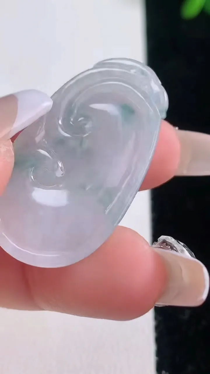 天然A货翡翠冰种飘花如意吊坠，尺寸35.4-19.8-4.8，重量:7.02g
12月21日