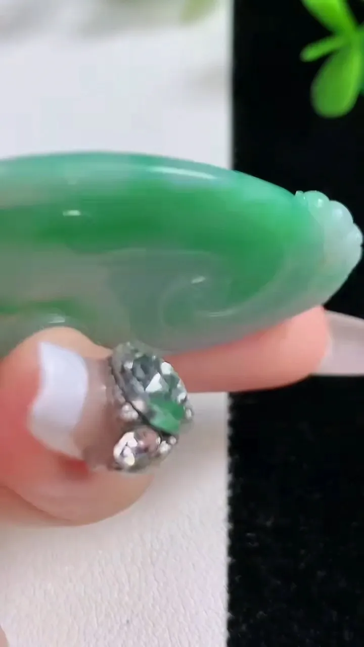 天然A货翡翠如意吊坠，尺寸48.8-28.5-4.2，重:12.42g
12月21日