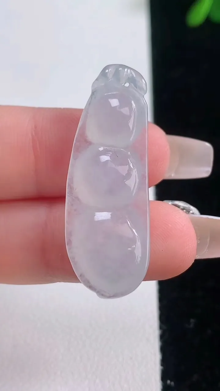 天然A货翡翠福豆吊坠，尺寸36.4-12.8-6.4，重量:4.74g
12月21日