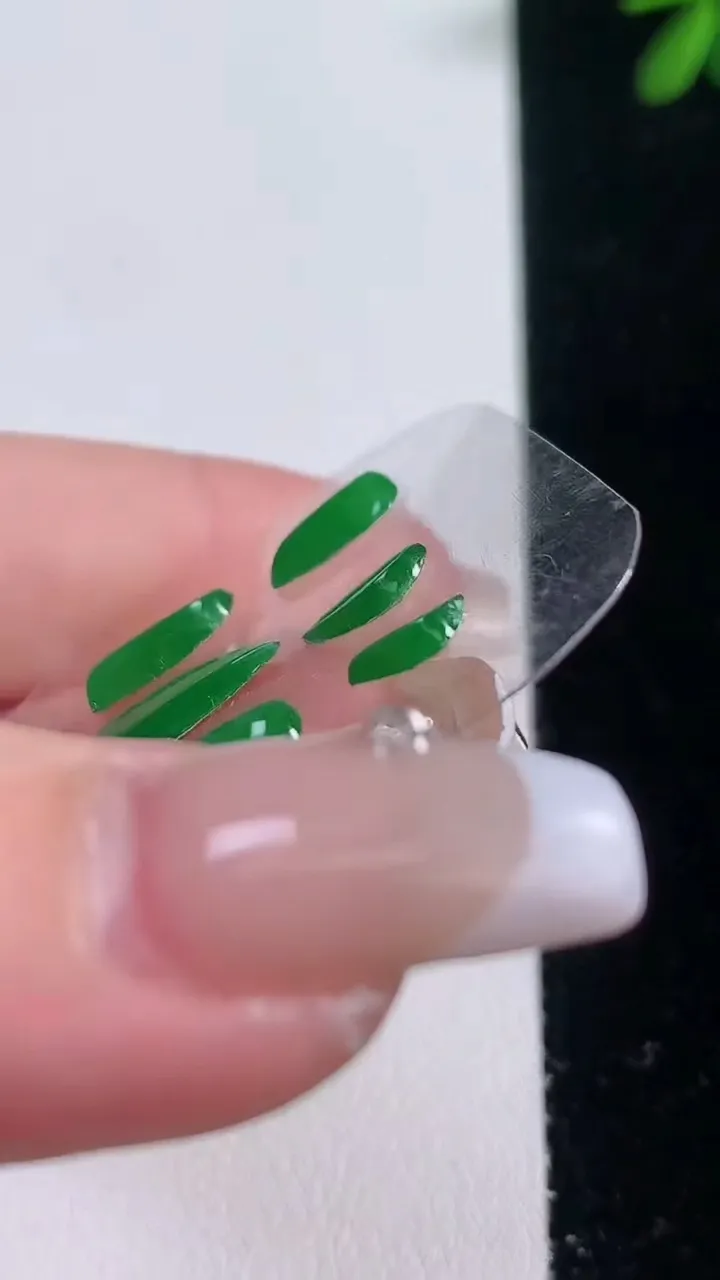 天然A货翡翠随形镶嵌件一手，尺寸13.3-5-1.9，重量:1.24g
12月21日