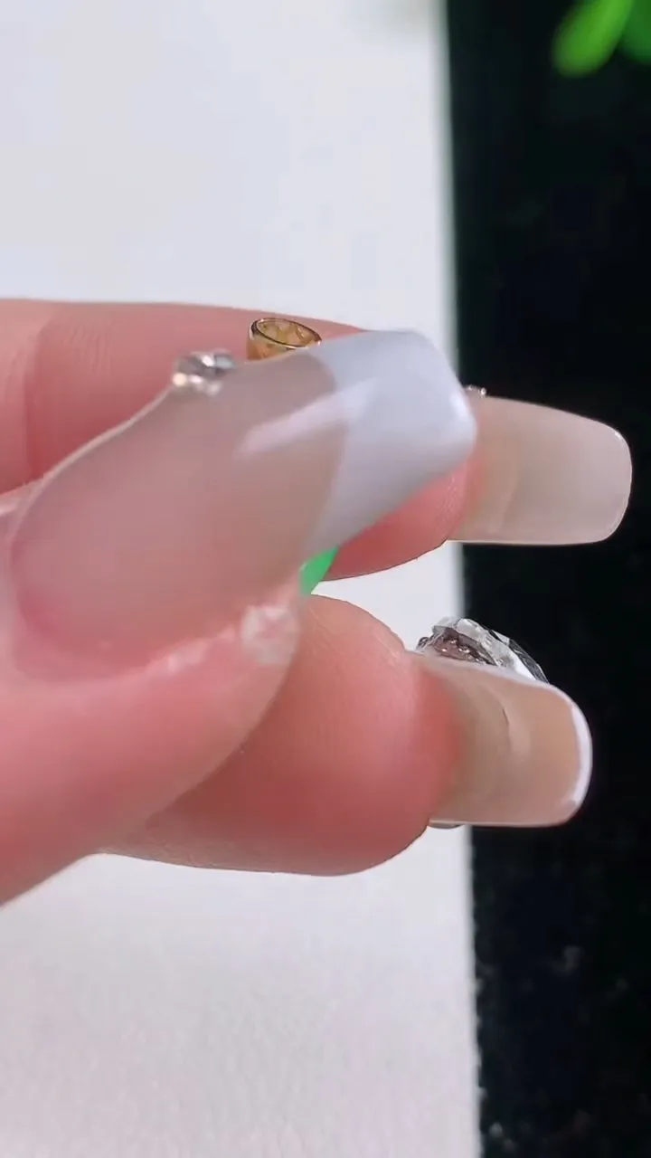 天然A货翡翠寿桃吊坠，尺寸17.5-12.8-6.7，重量:2.62g
12月21日