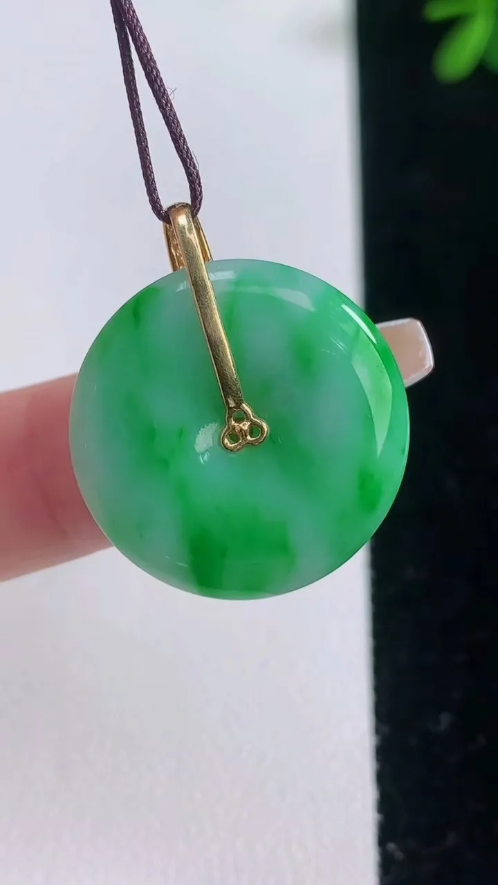 天然A货翡翠平安扣吊坠，尺寸22.6-4，重量:4.99g
12月21日