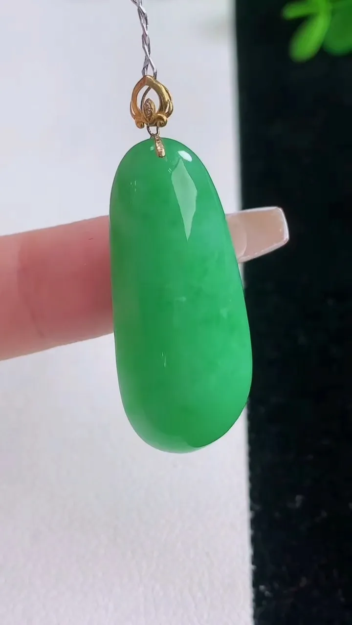 天然A货翡翠福瓜吊坠，尺寸34.4-14.4-6.9，重量:6.43g
12月21日