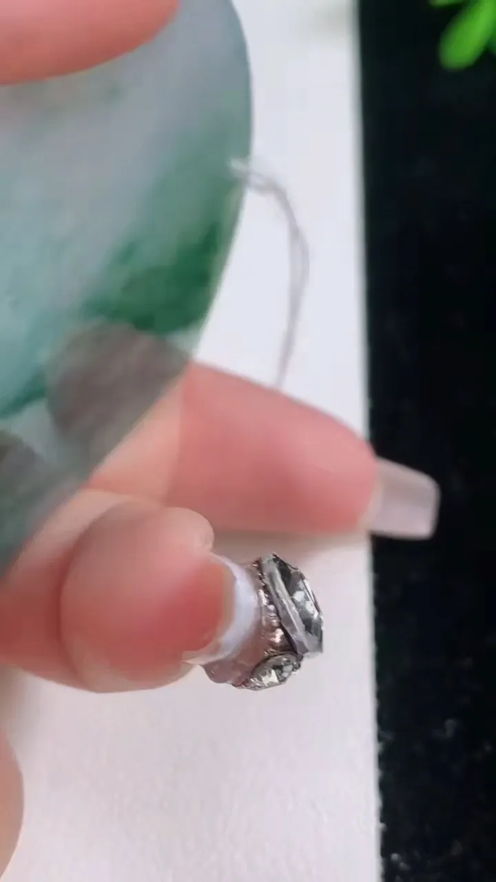 天然A货翡翠冰种飘花生肖虎吊坠，尺寸54.3-45.2-5.7，重量:30.47g
12月21日