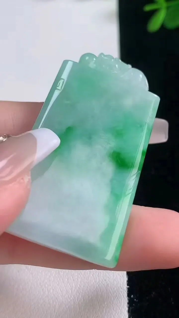 天然A货翡翠仿古无事牌吊坠，尺寸49-27.8-5.5，重量:22.24g
12月21日