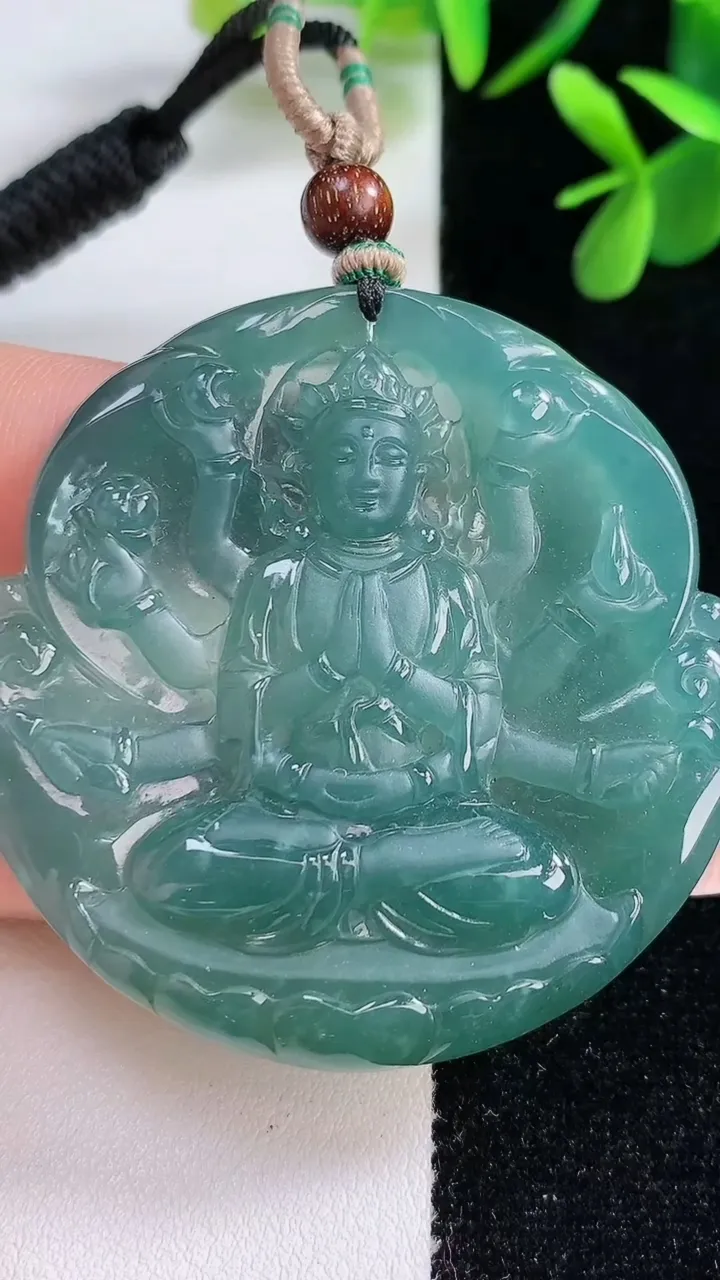 天然A货翡翠千手观音吊坠，尺寸50-6.5，重:33.70g
12月21日