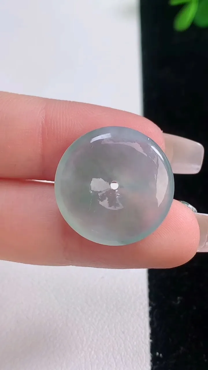 天然A货翡翠冰种飘花平安扣吊坠，尺寸21-4.5，重量:4.02g
12月21日